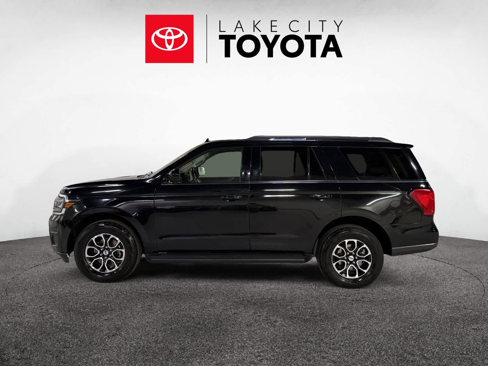 Used 2024 Ford Expedition XLT image 3