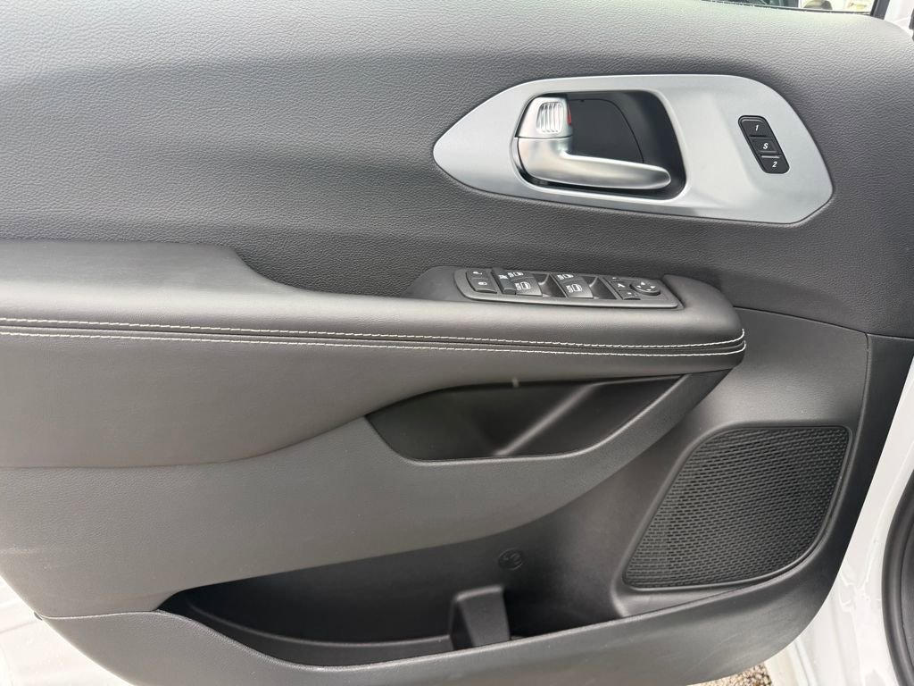 New 2026 Chrysler Pacifica Limited image 10