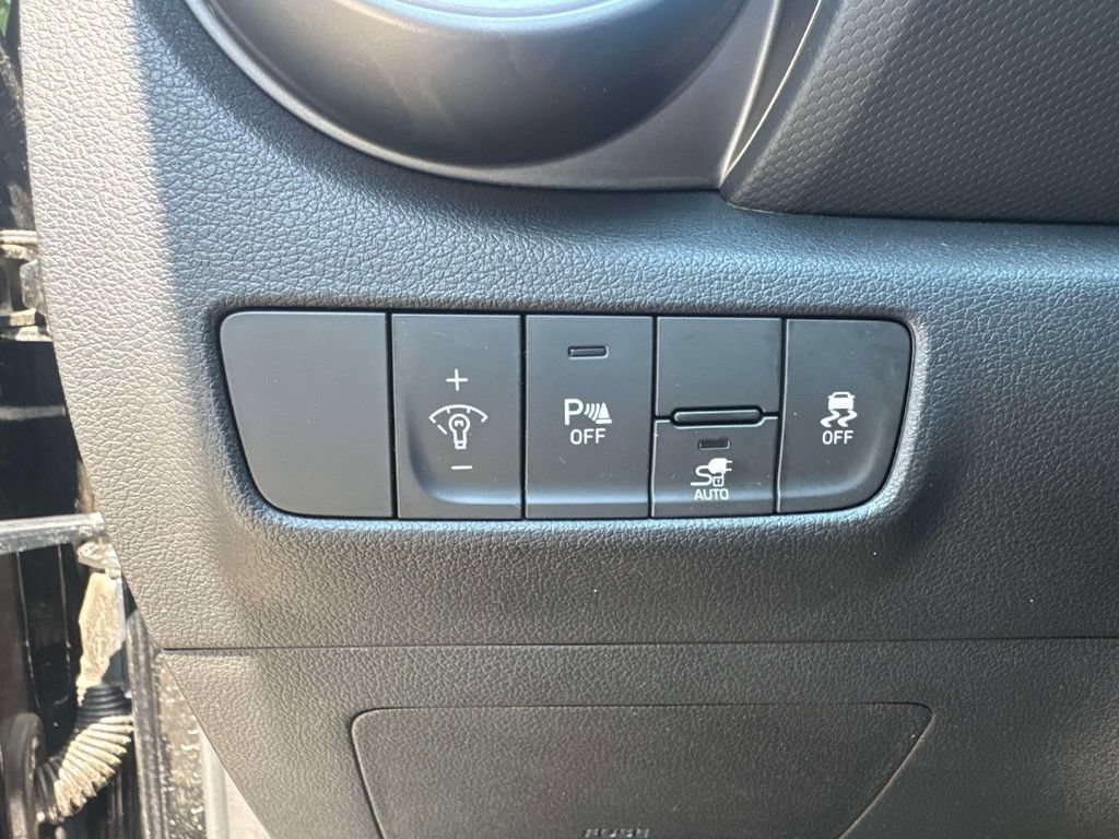 Certified 2022 Hyundai Kona Limited w/ Cargo Package FWD image 21
