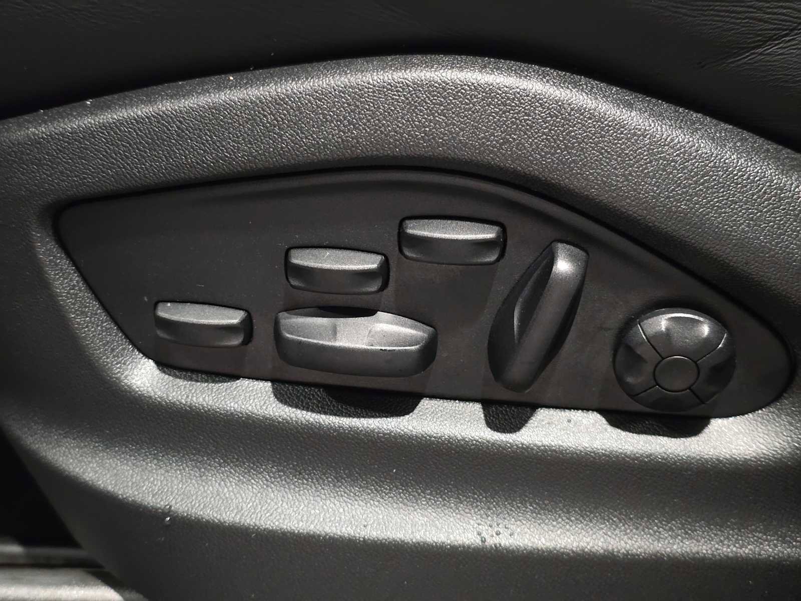 Used 2025 Porsche Cayenne Turbo AWD/4WD image 26