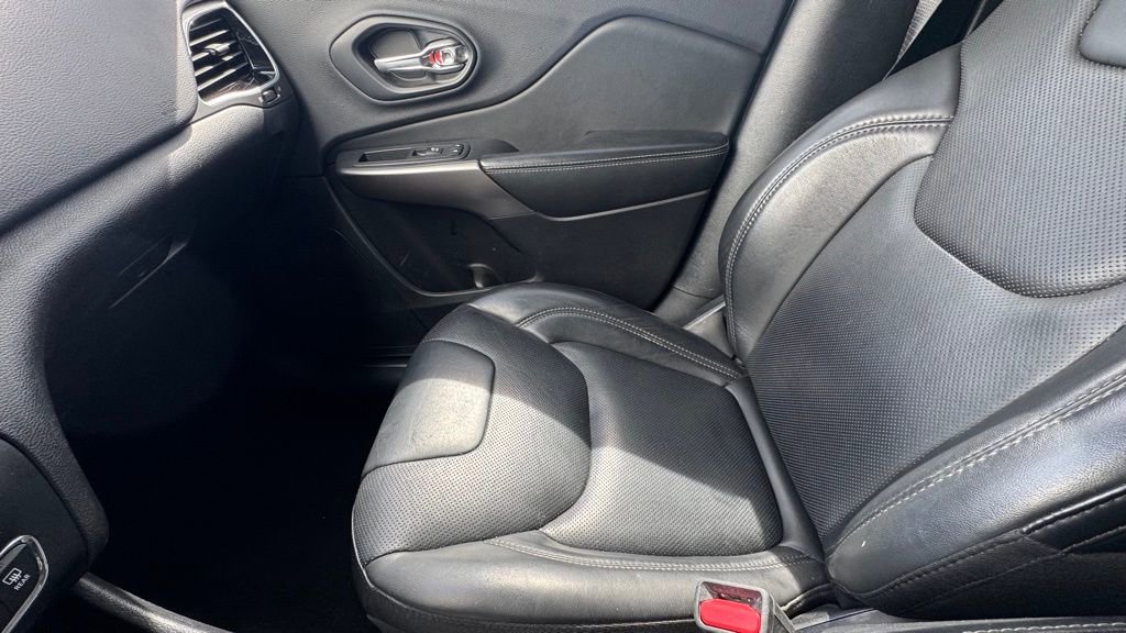 Used 2019 Jeep Cherokee Limited image 25