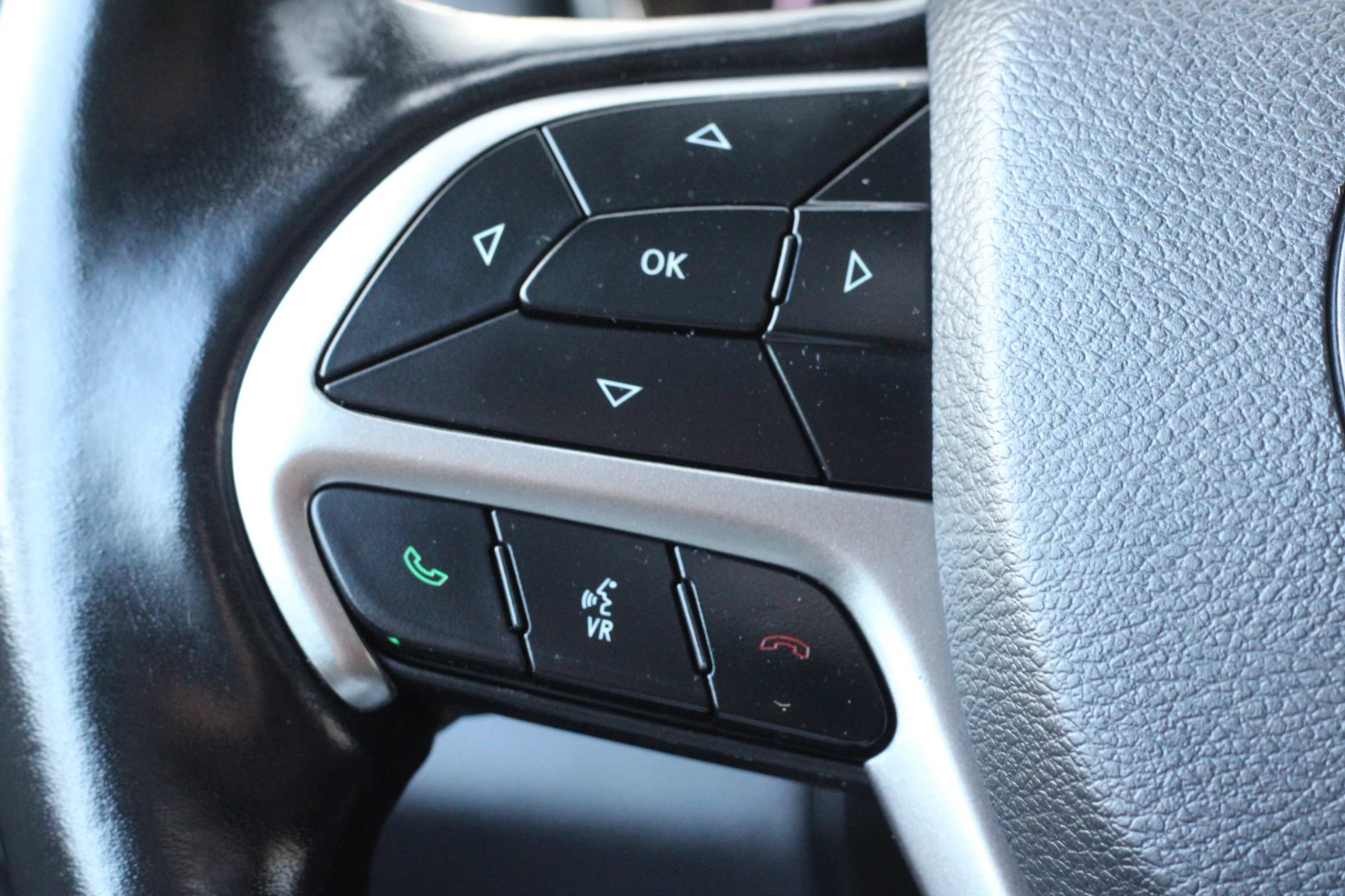 Used 2020 Jeep Grand Cherokee Laredo w/ Security & Convenience Group AWD/4WD image 17
