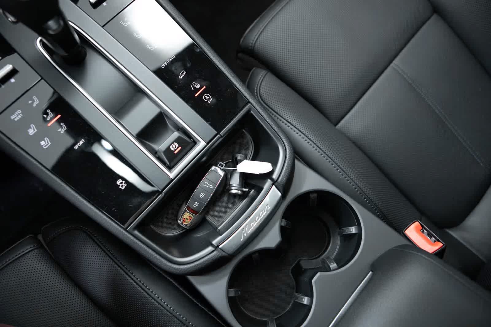 Used 2026 Porsche Macan AWD/4WD image 34