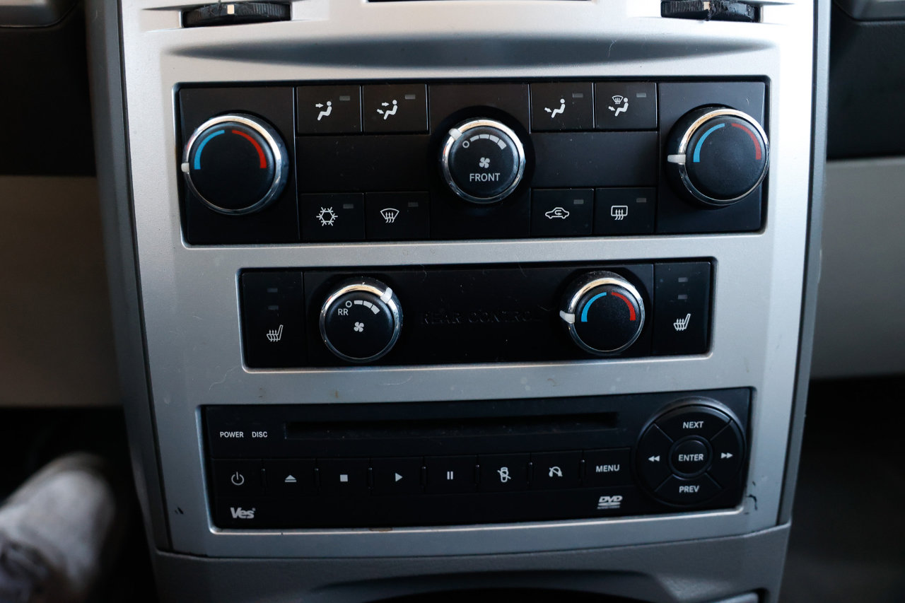 Used 2009 Chrysler Town & Country Touring image 32