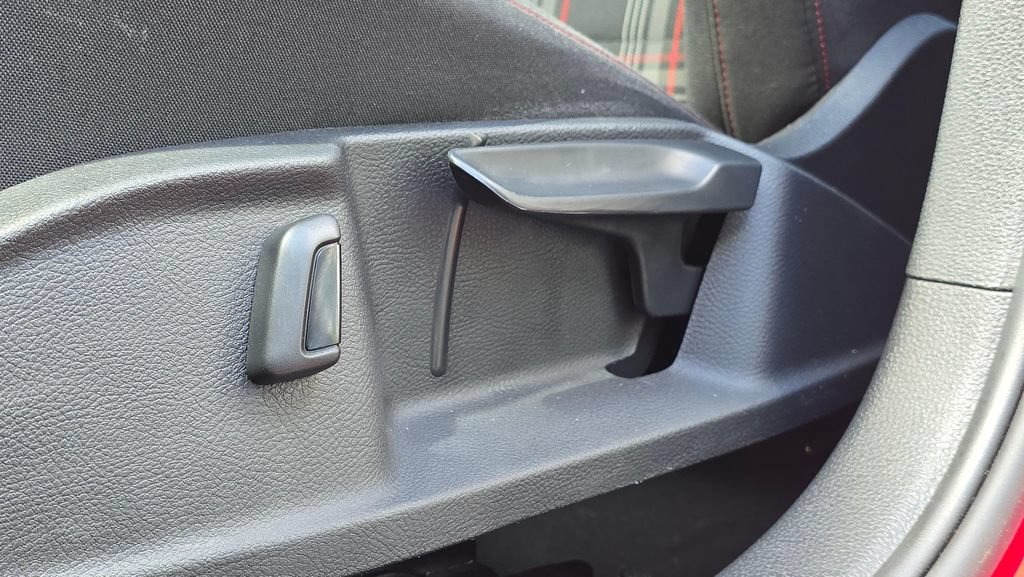 Used 2018 Volkswagen Golf 4-Door FWD image 61