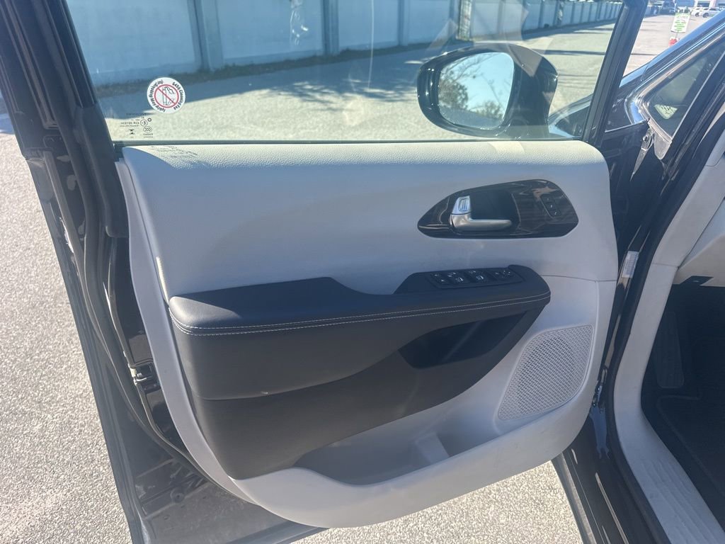 Used 2024 Chrysler Pacifica Limited image 13