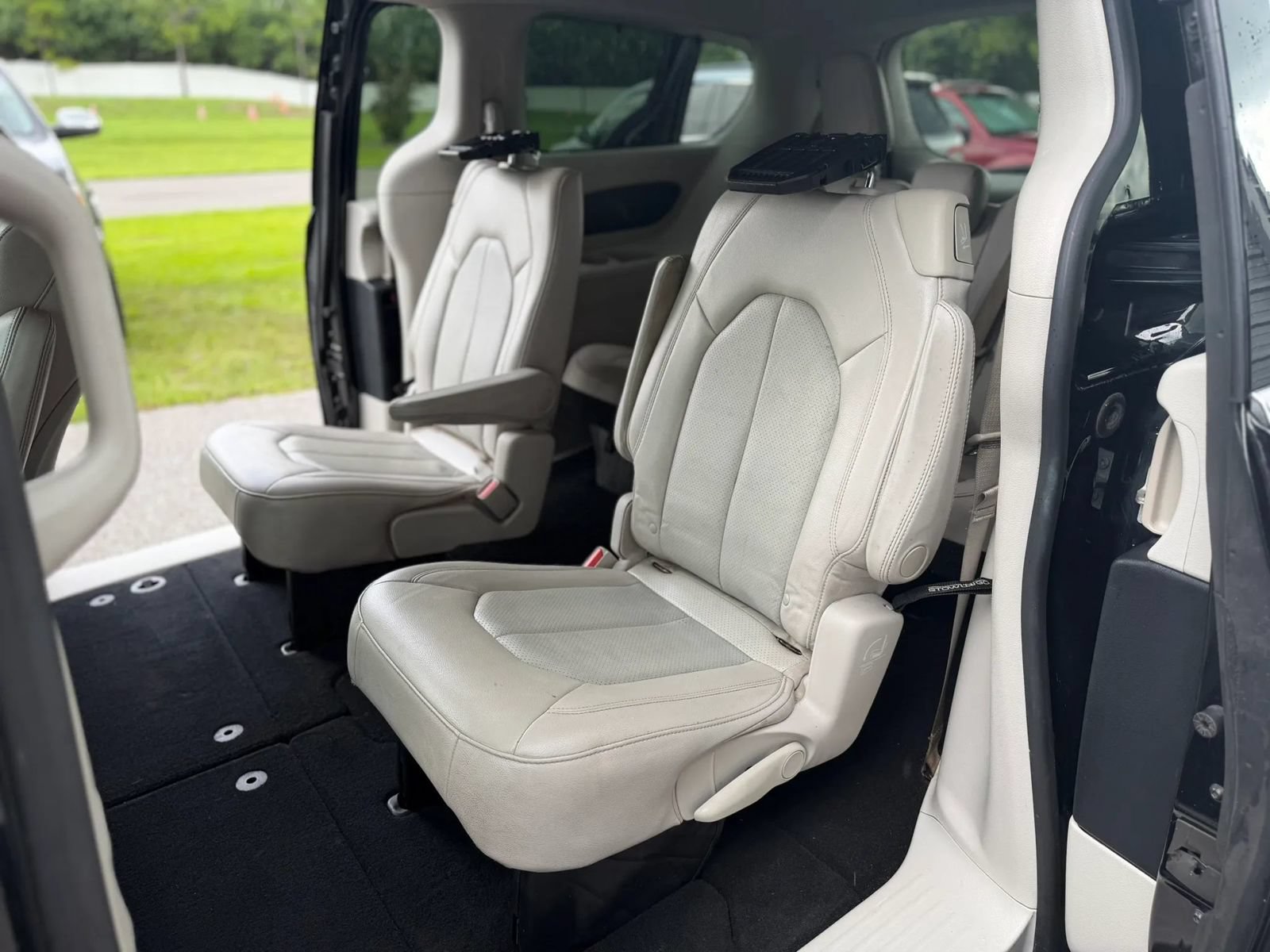 Used 2021 Chrysler Pacifica Touring-L FWD image 13