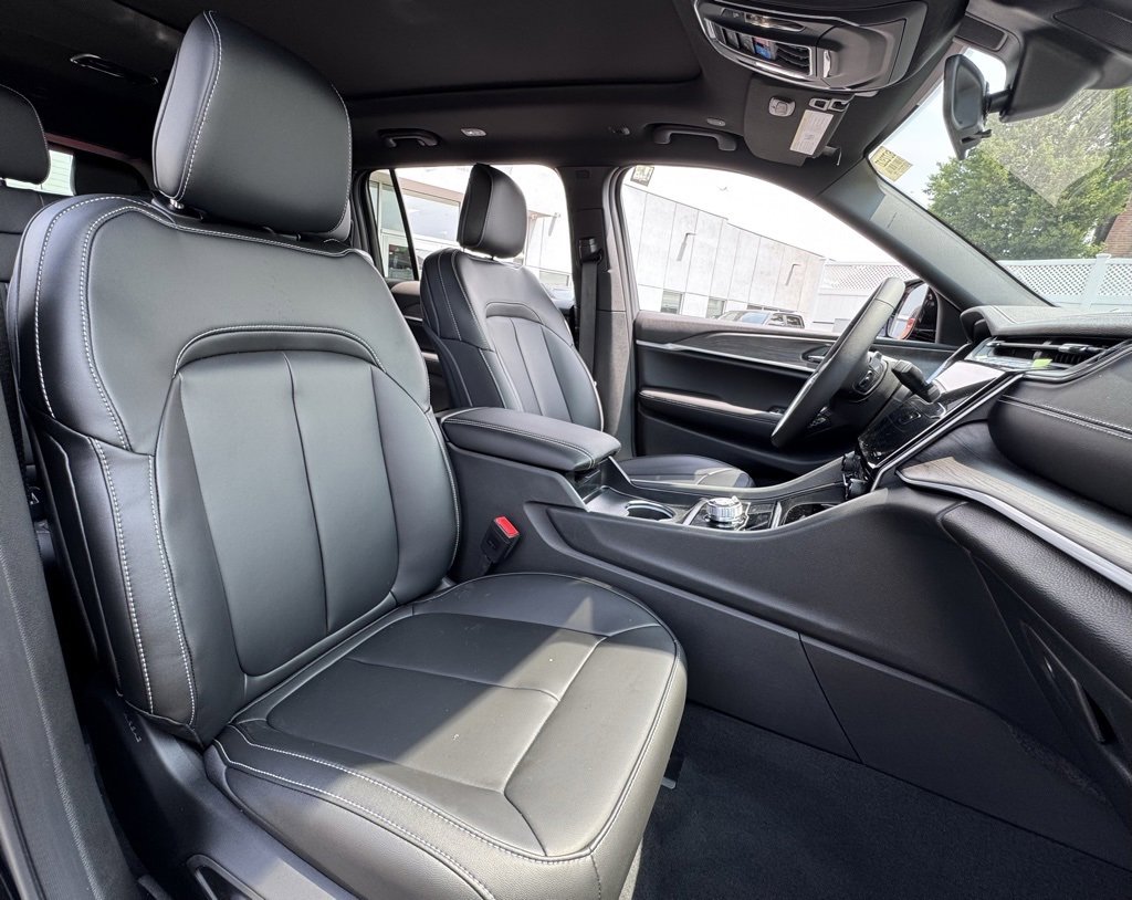 New 2025 Jeep Grand Cherokee Limited w/ Black Appearance Package image 18