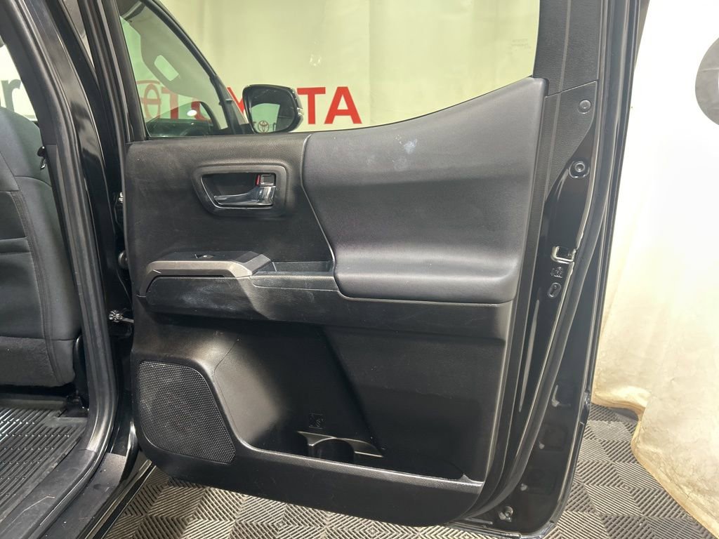 Used 2022 Toyota Tacoma TRD Off-Road AWD/4WD image 14