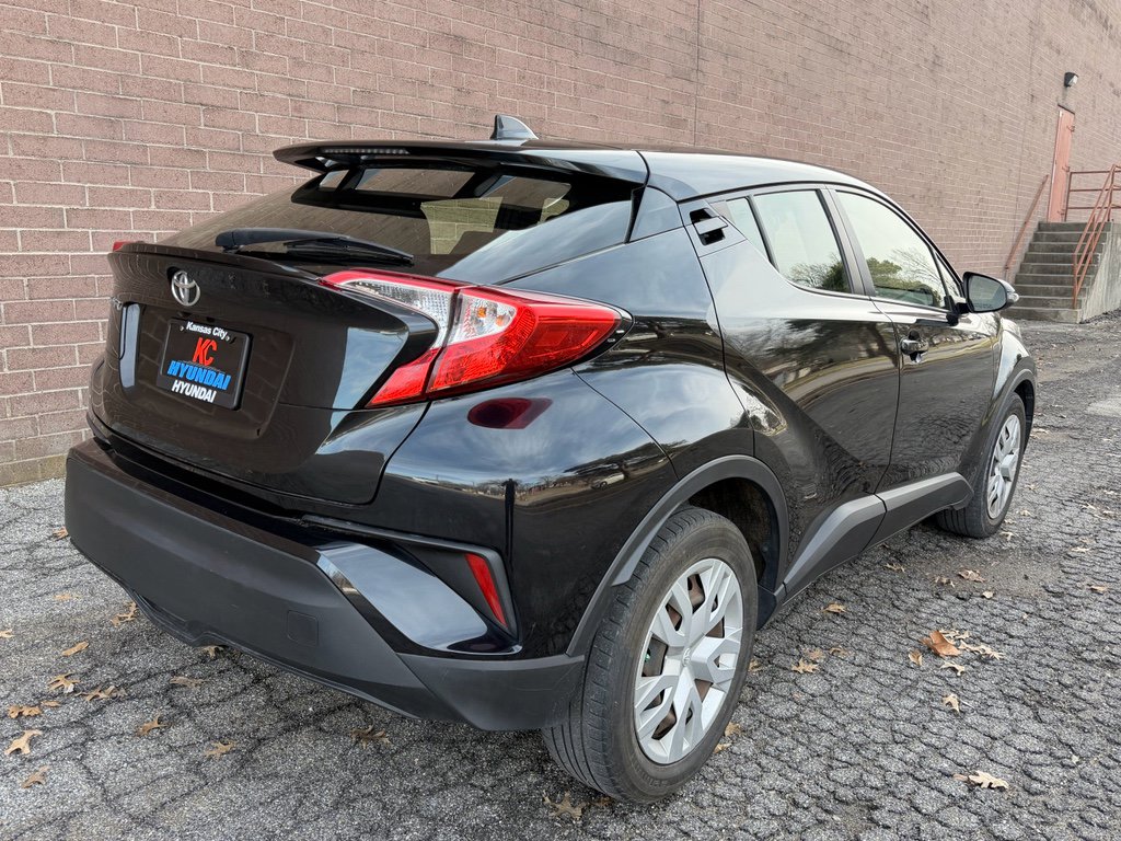 Used 2019 Toyota C-HR LE image 5