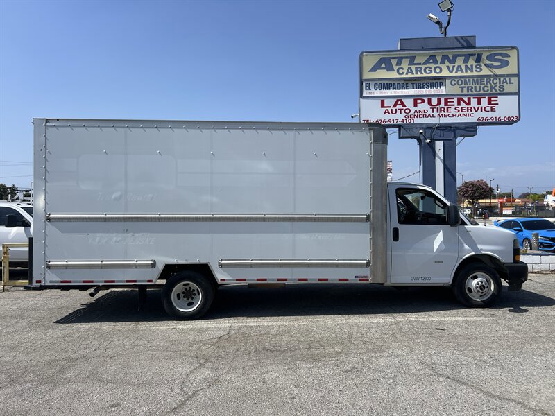 Used 2021 GMC Savana 3500 Extended w/ Power Convenience Package RWD image 2