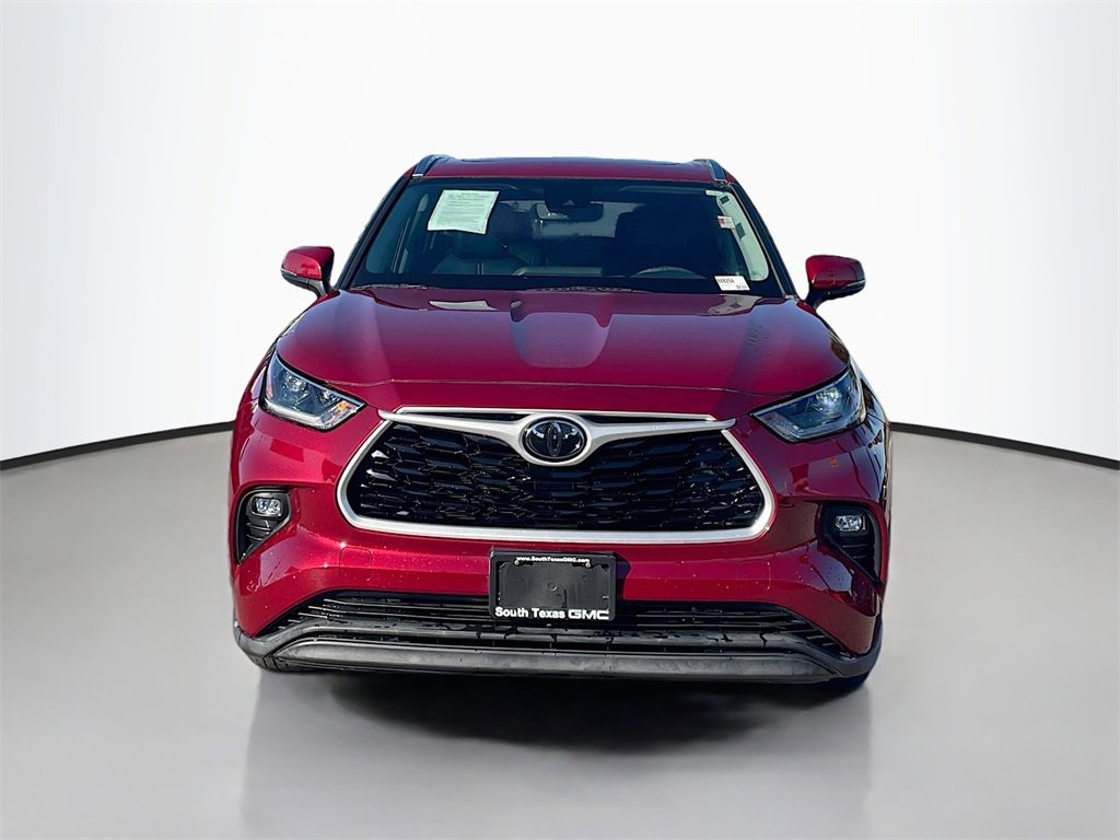 Used 2021 Toyota Highlander XLE image 2