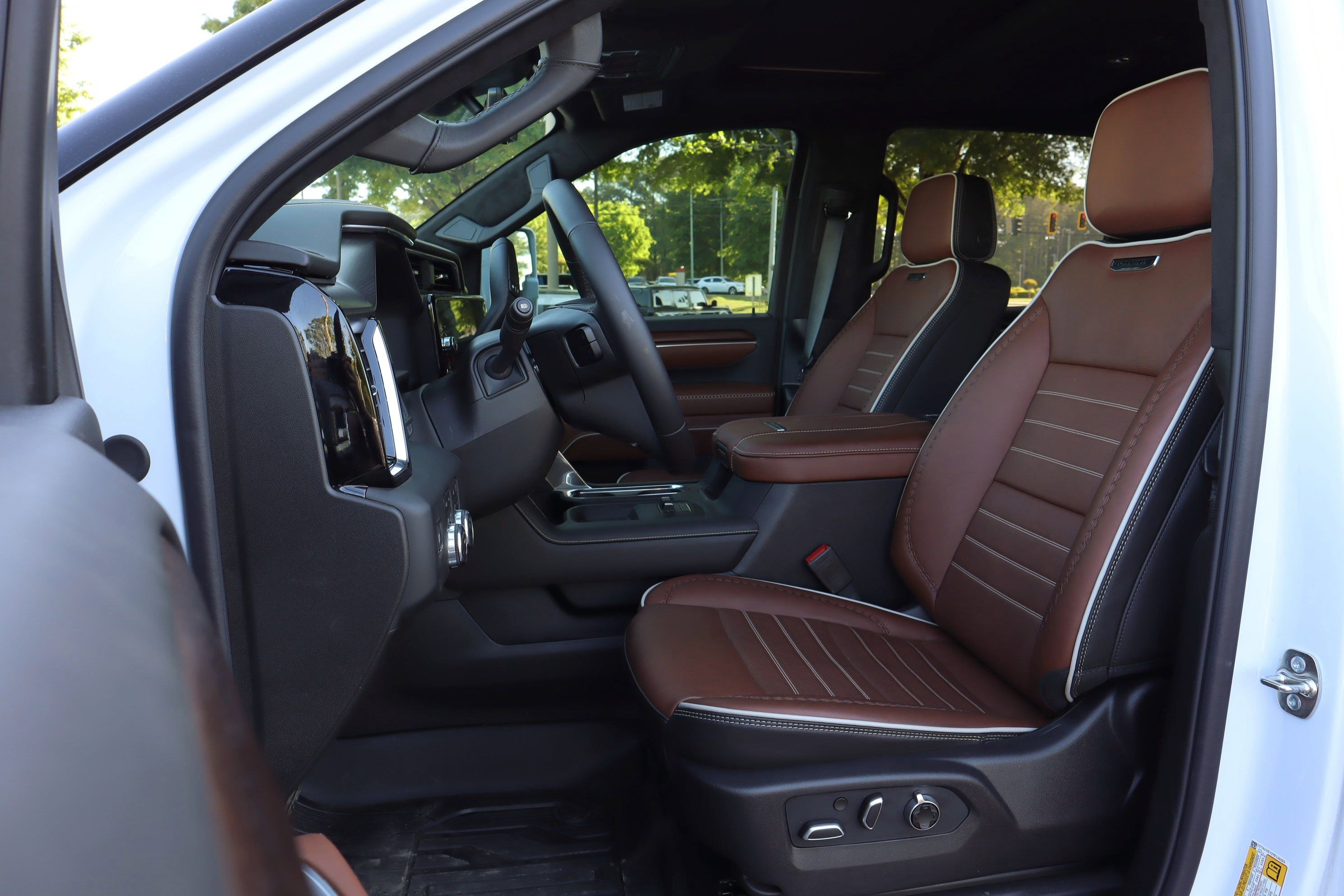 Used 2026 GMC Sierra 3500 Denali Ultimate w/ LPO, Black Badging Package image 10