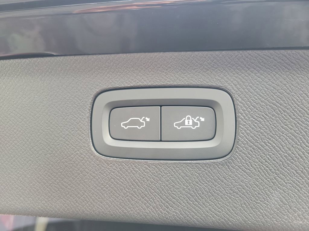 Used 2024 Volvo XC90 B5 Plus w/ Protection Package Premier image 11