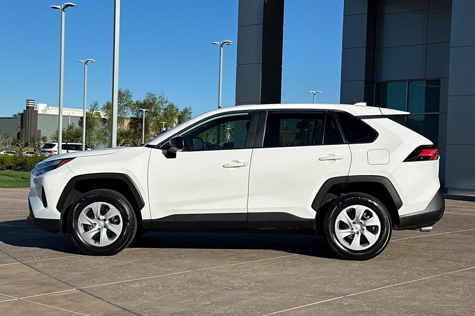 Used 2024 Toyota RAV4 LE AWD/4WD image 7