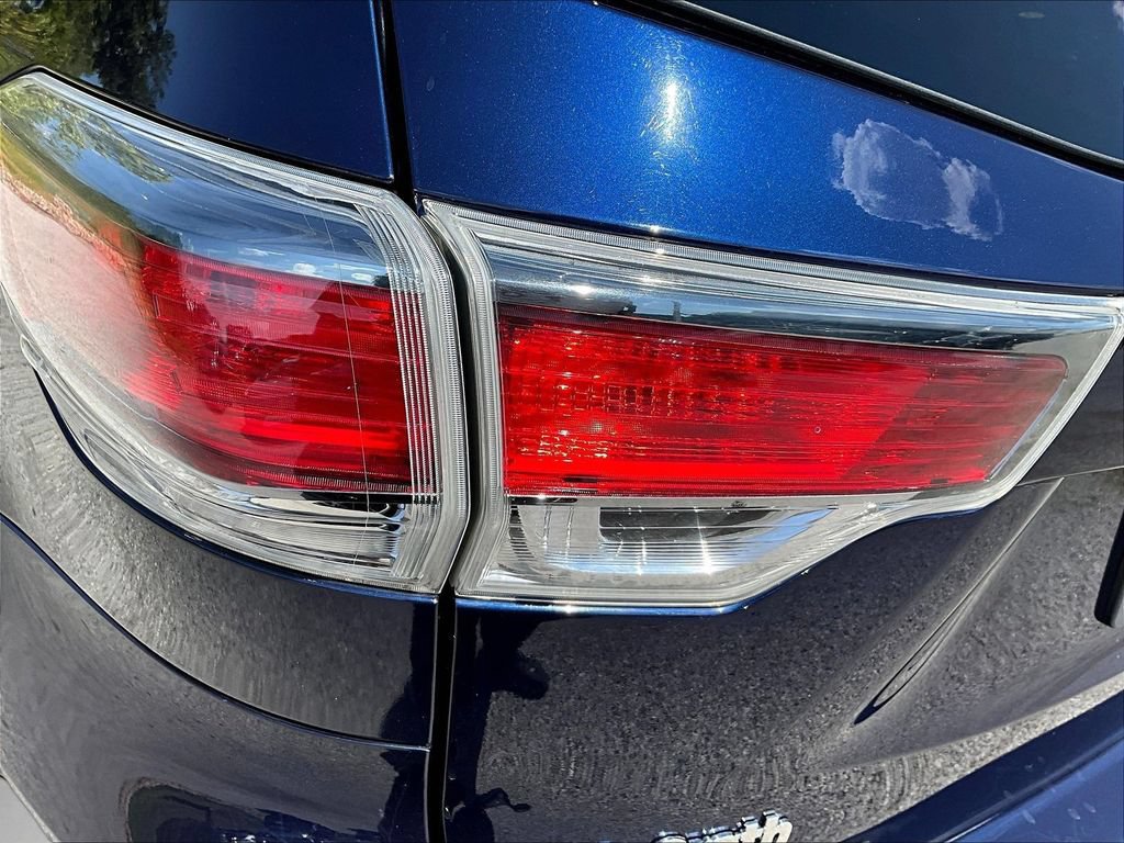 Used 2015 Toyota Highlander LE FWD image 25