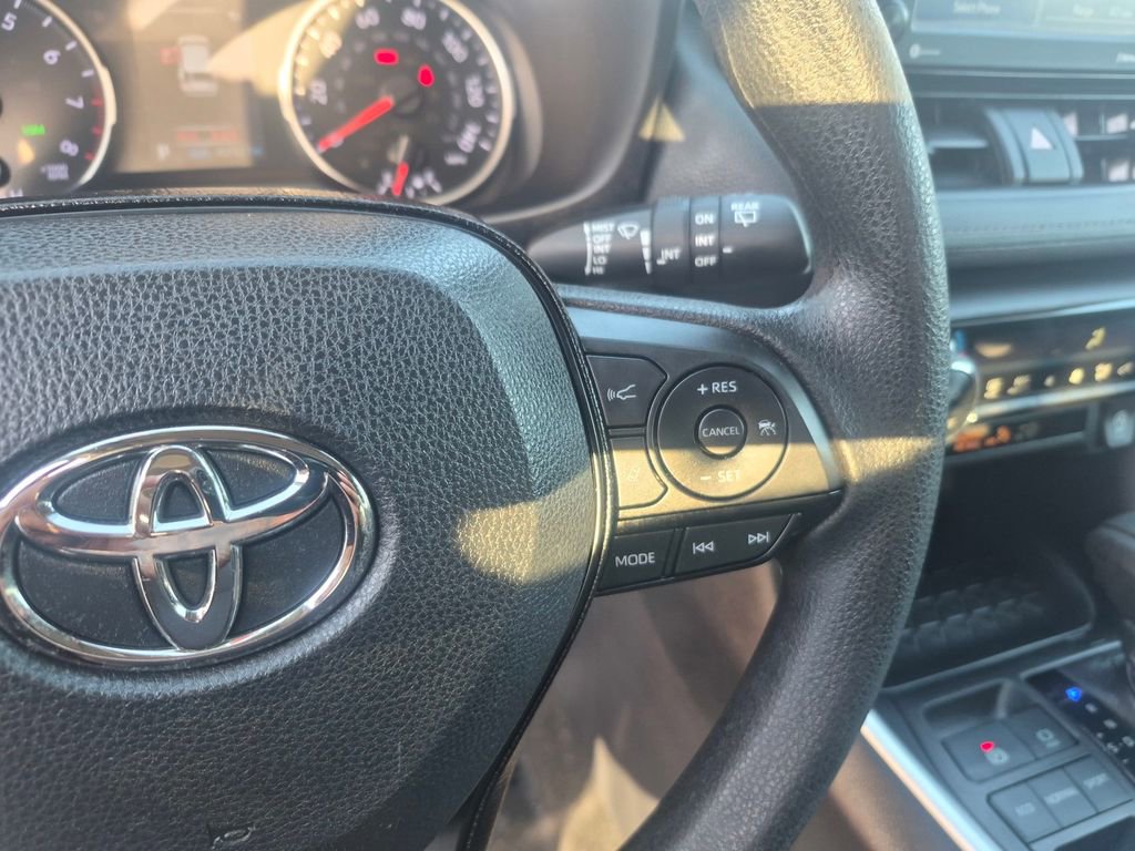 Used 2020 Toyota RAV4 XLE w/ Carpet Mat Package FWD image 15