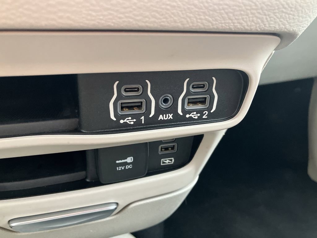 Used 2022 Chrysler Pacifica Touring-L FWD image 42