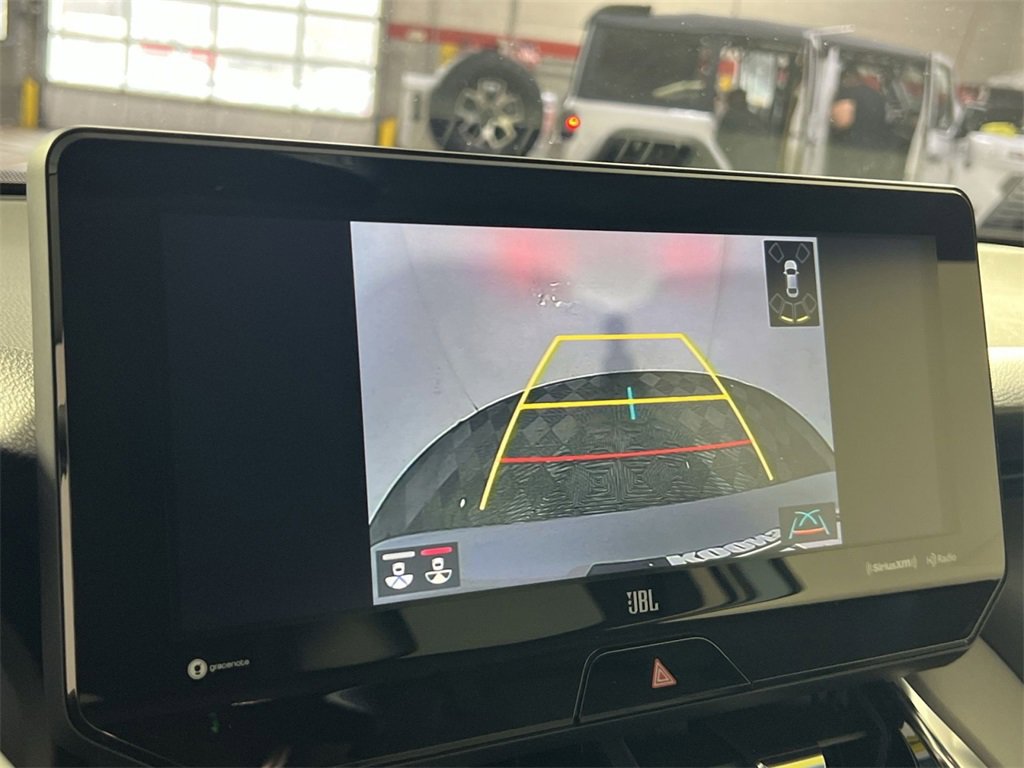 Used 2021 Toyota Venza XLE image 19