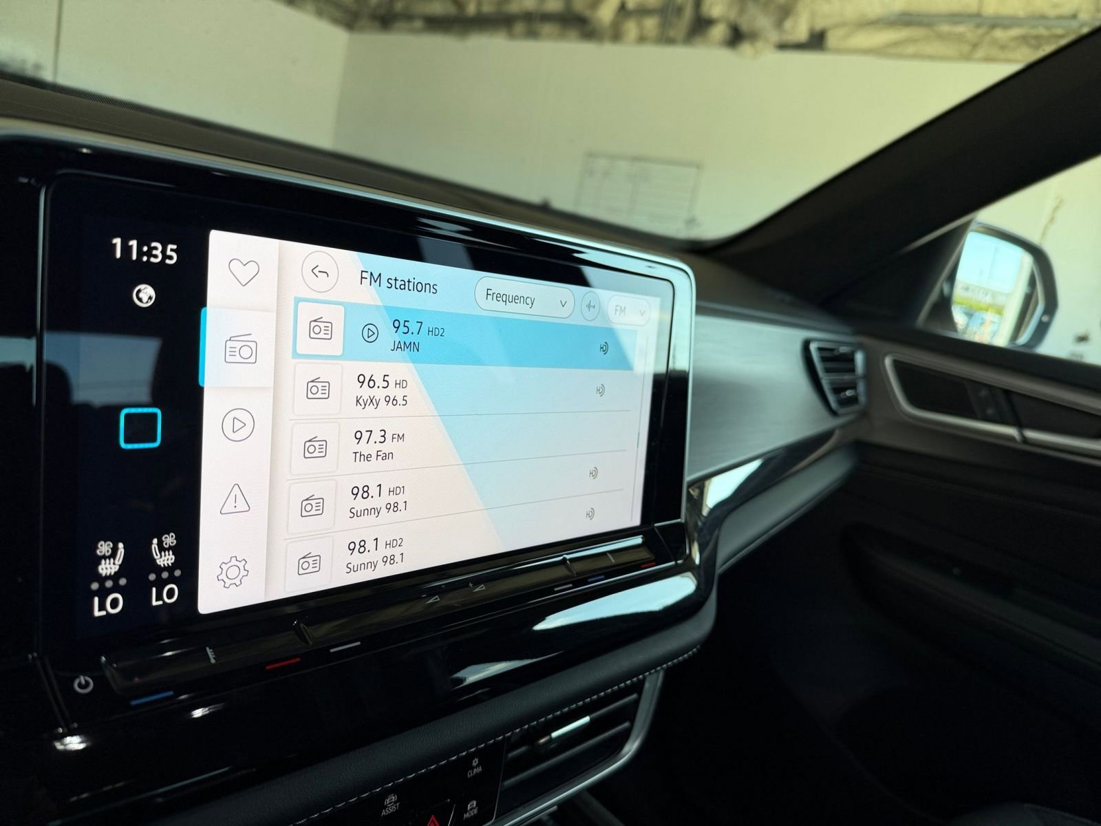 Used 2025 Volkswagen Atlas Cross Sport SE image 21