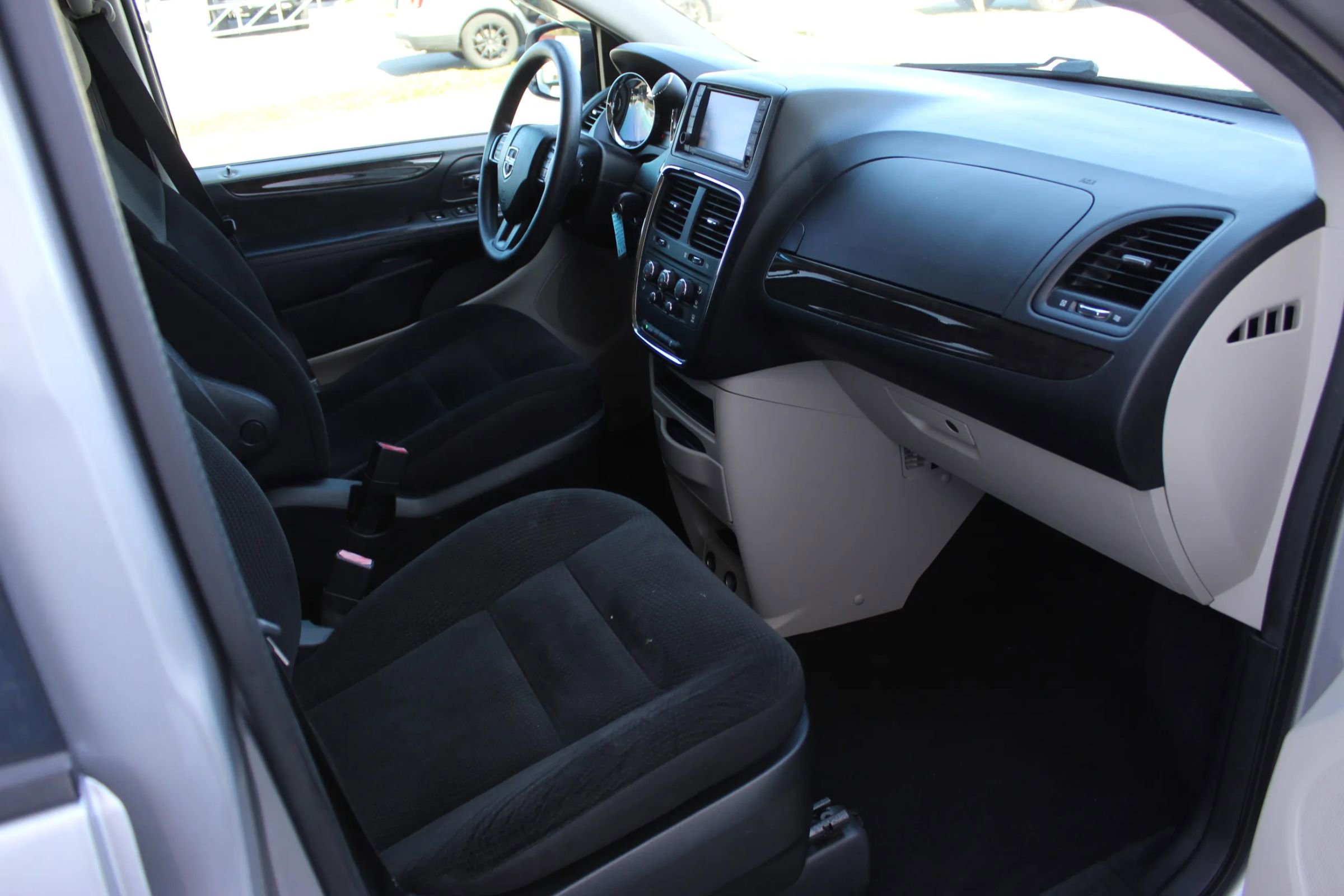 Used 2018 Dodge Grand Caravan SE image 21