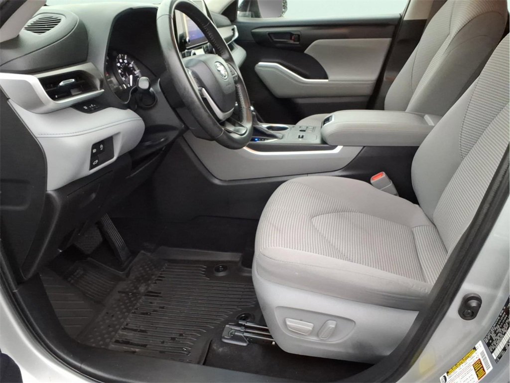 Used 2023 Toyota Highlander L image 17