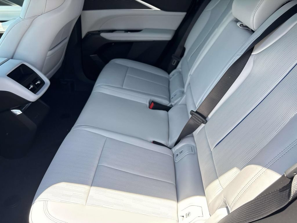 New 2026 Cadillac Lyriq Luxury AWD/4WD image 20