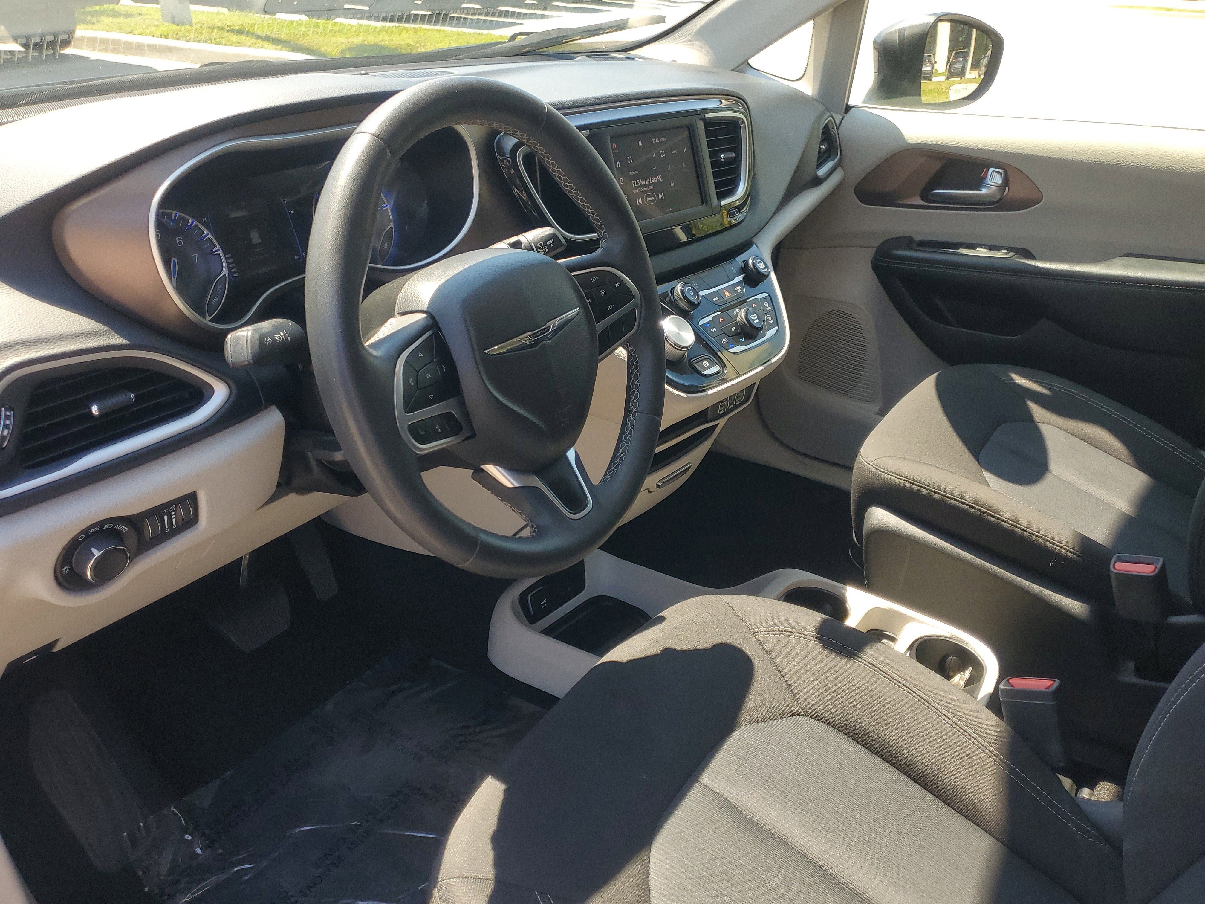 Used 2022 Chrysler Voyager LX FWD image 17