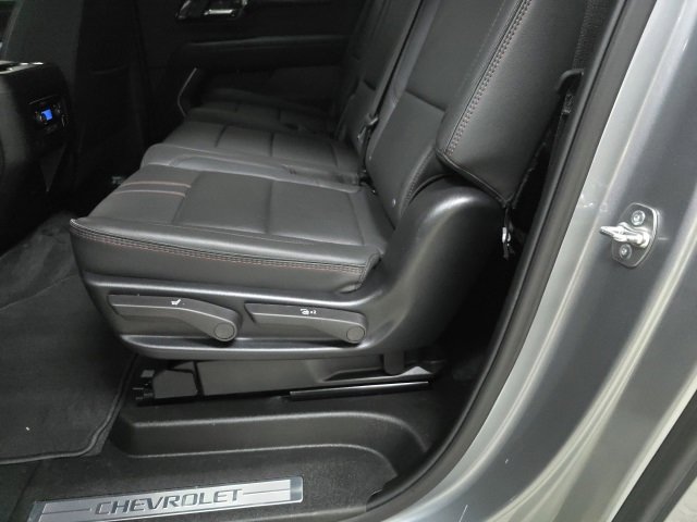 Used 2025 Chevrolet Suburban RST image 10