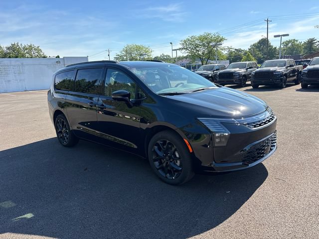 New 2027 Chrysler Pacifica Limited w/ Family Tech Group AWD/4WD image 2