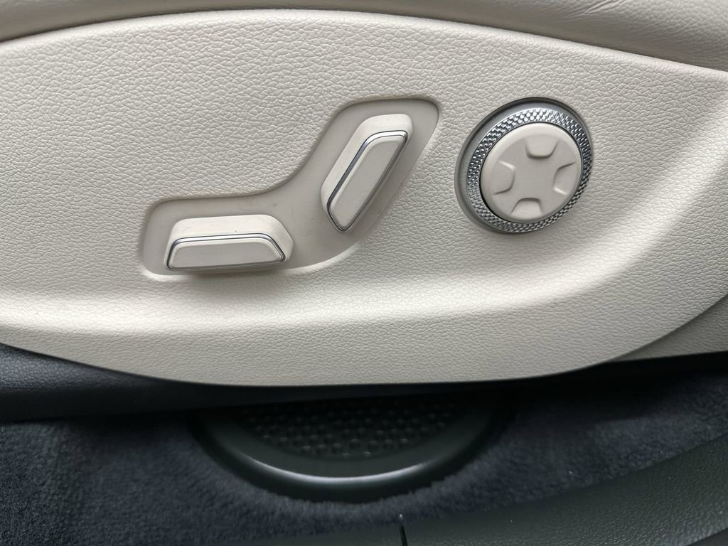 Certified 2025 Genesis GV80 2.5T Standard AWD/4WD image 12
