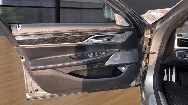 Used 2022 BMW 750i xDrive image 25