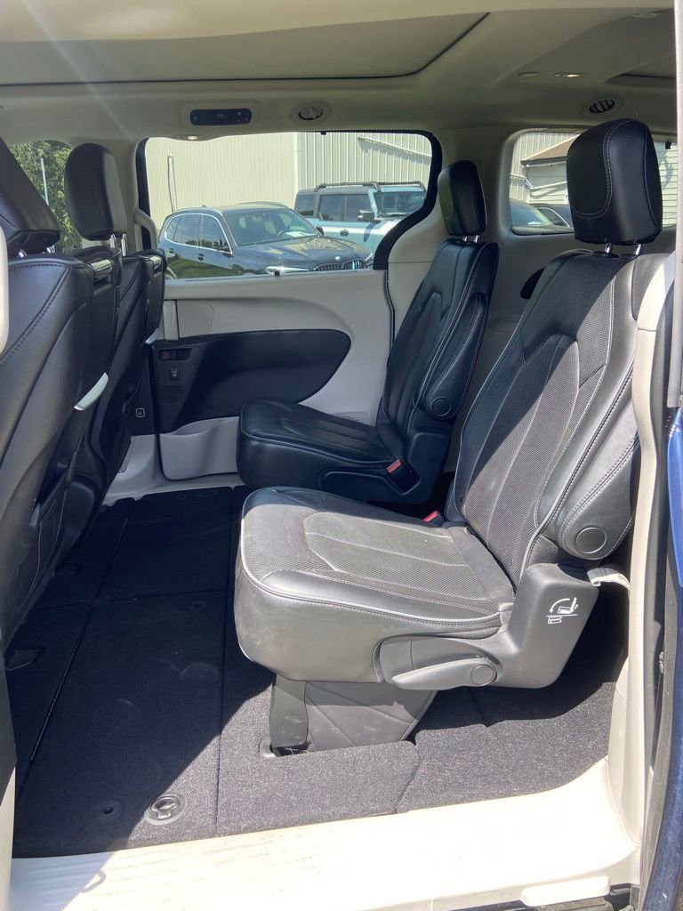 Used 2019 Chrysler Pacifica Limited w/ Tire & Wheel Group FWD image 12
