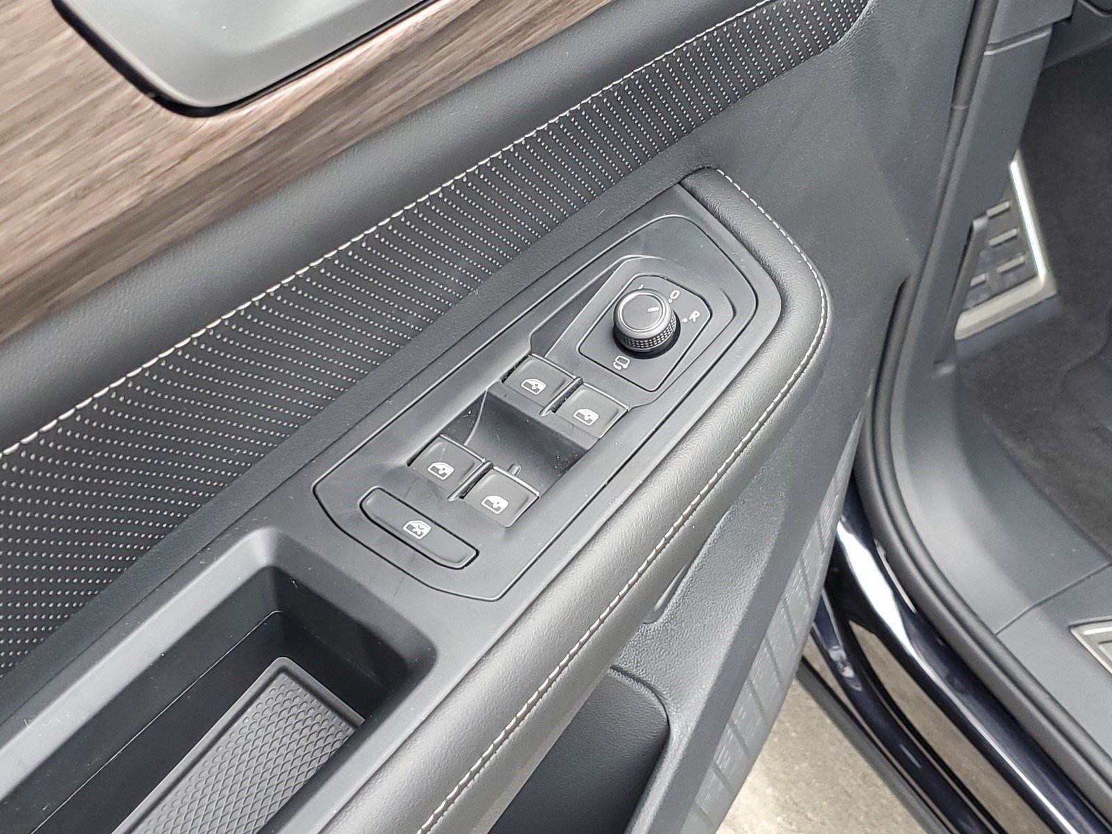 New 2025 Volkswagen Atlas SEL Premium R-Line image 16