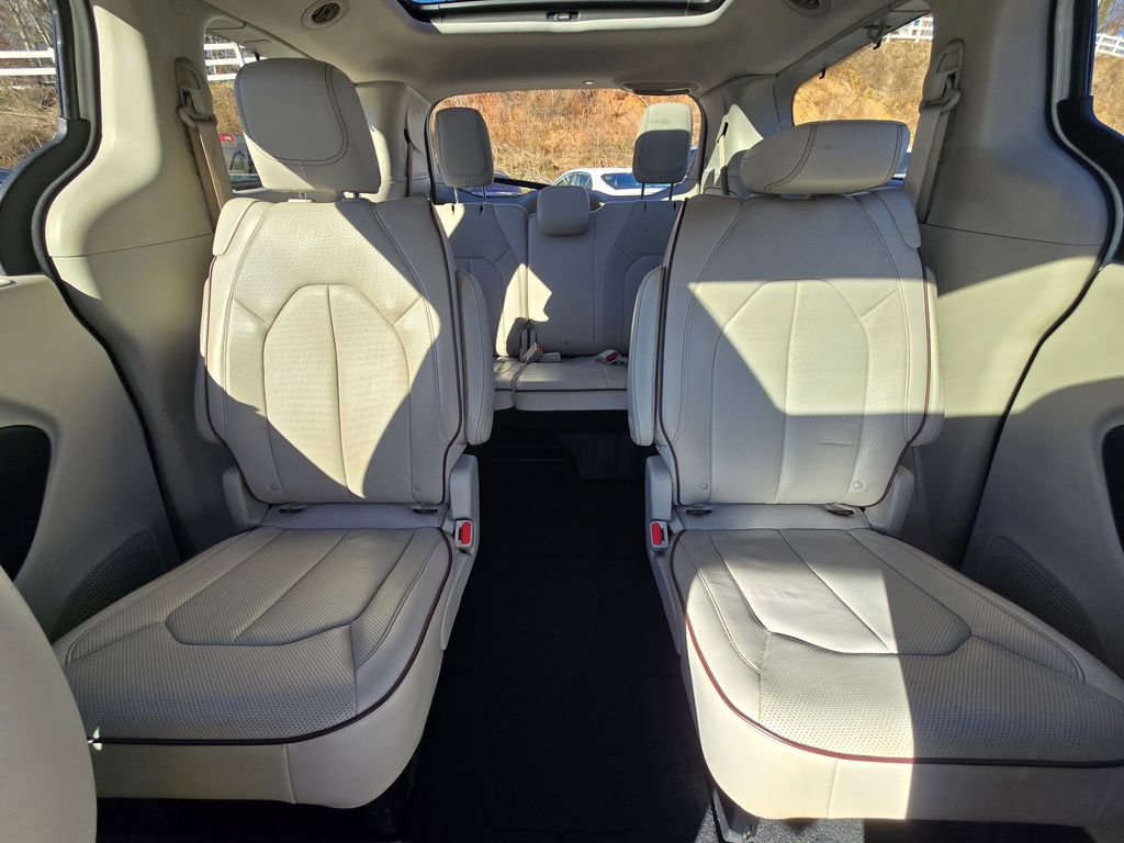 Used 2017 Chrysler Pacifica Limited w/ Tire & Wheel Group image 43