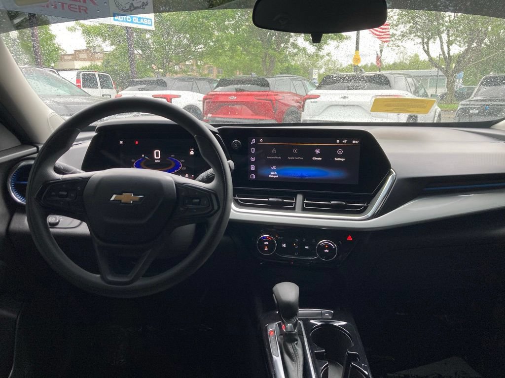 Used 2025 Chevrolet Trax LT FWD image 5