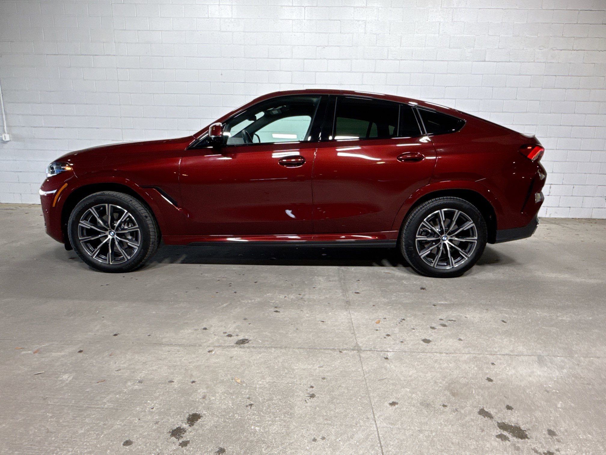 Used 2025 BMW X6 xDrive40i w/ Premium Package image 2