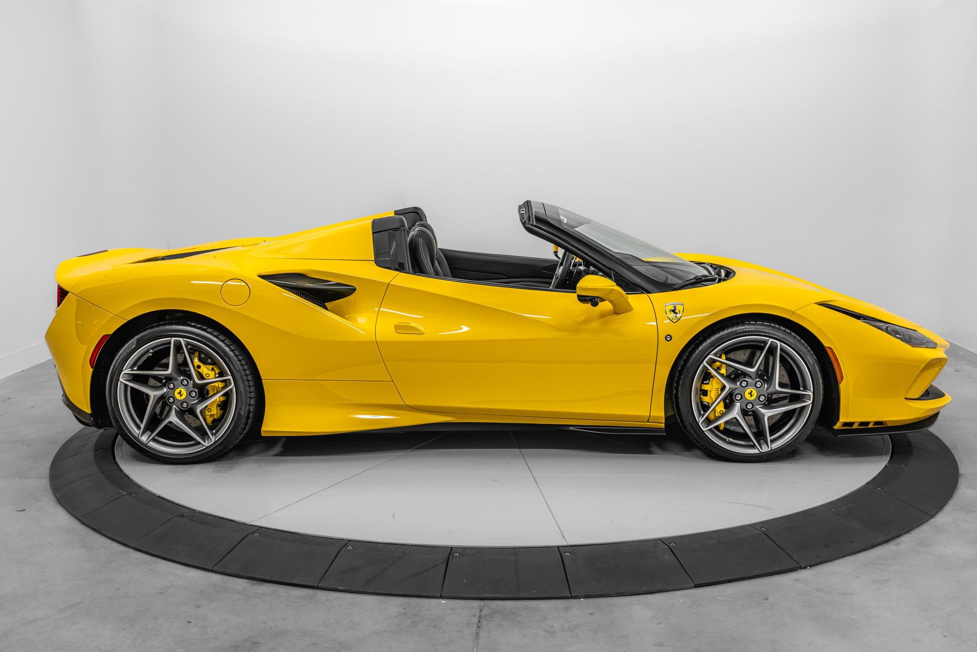 Certified 2022 Ferrari F8 Tributo RWD image 9