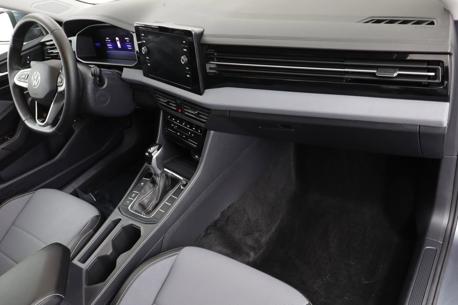 Used 2025 Volkswagen Jetta SE w/ Black Wheel Package image 20