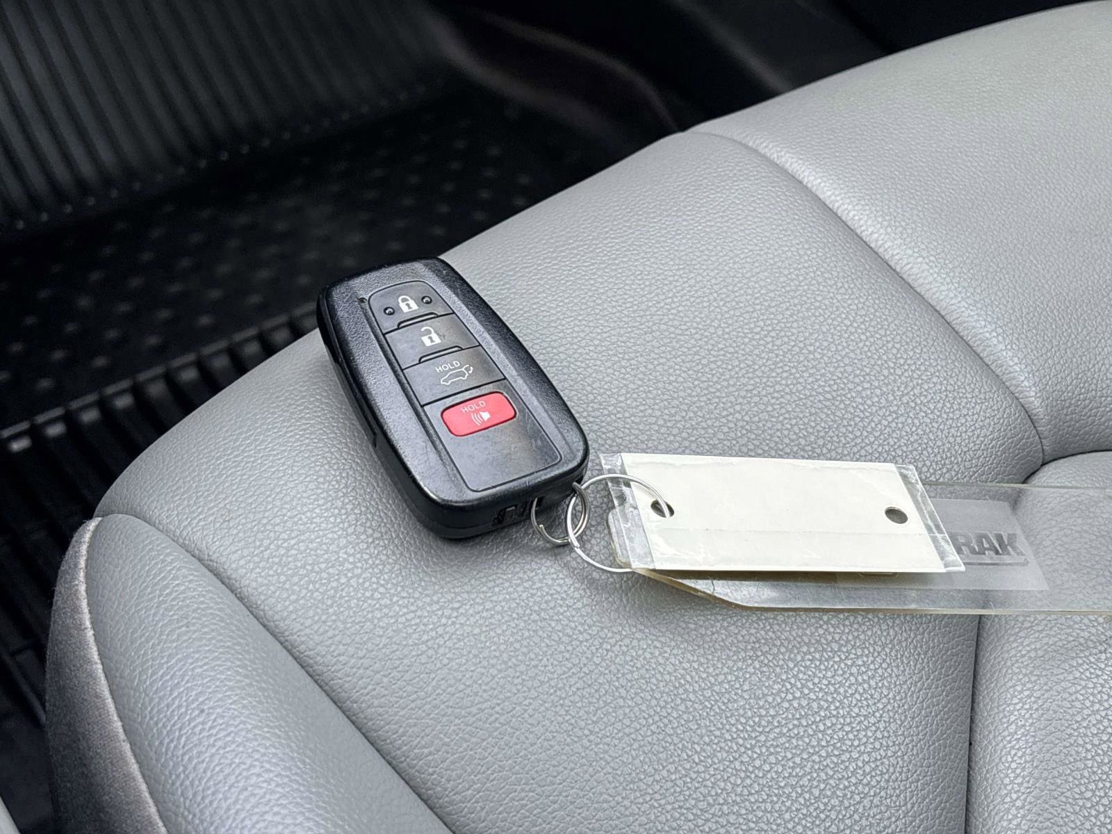 Used 2022 Toyota Highlander XLE AWD/4WD image 23