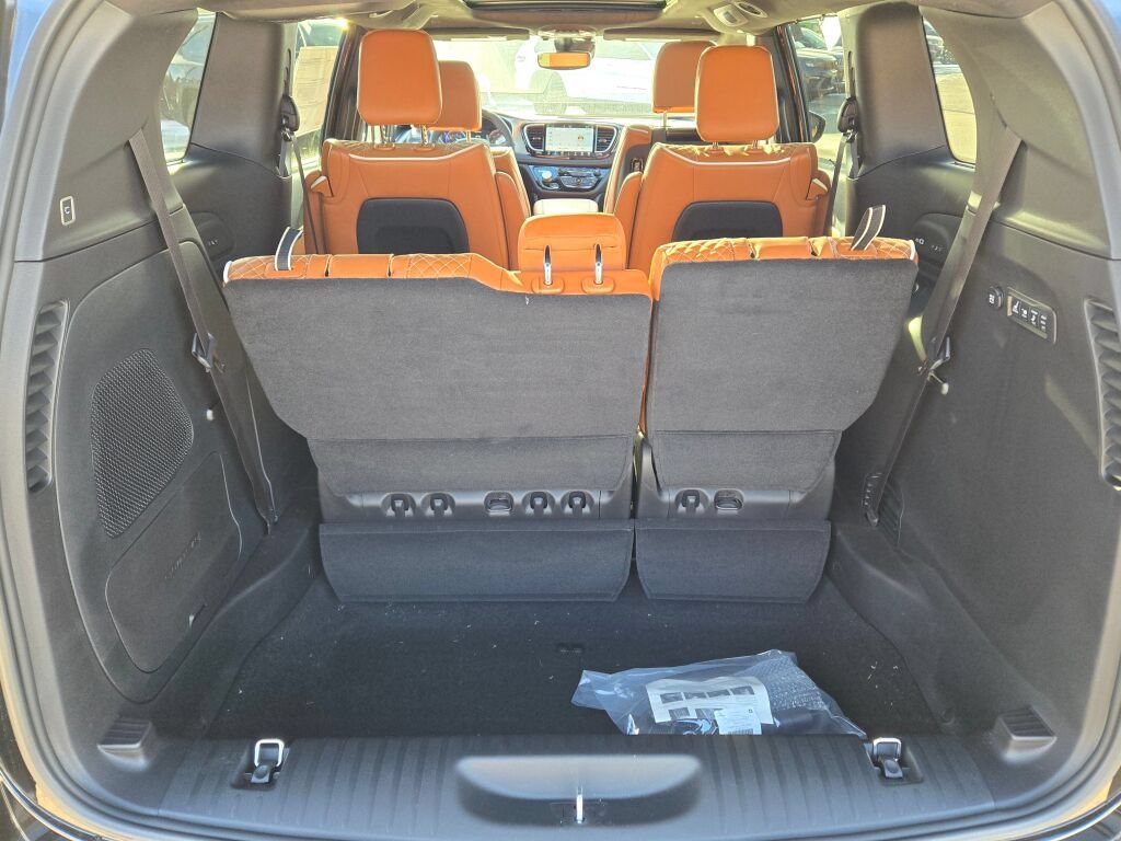 New 2026 Chrysler Pacifica Pinnacle AWD/4WD image 13