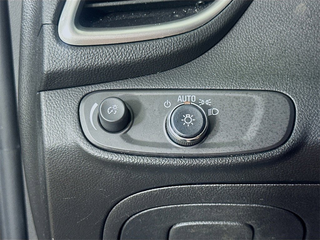 Used 2022 Chevrolet Trax LT w/ Midnight Edition image 21