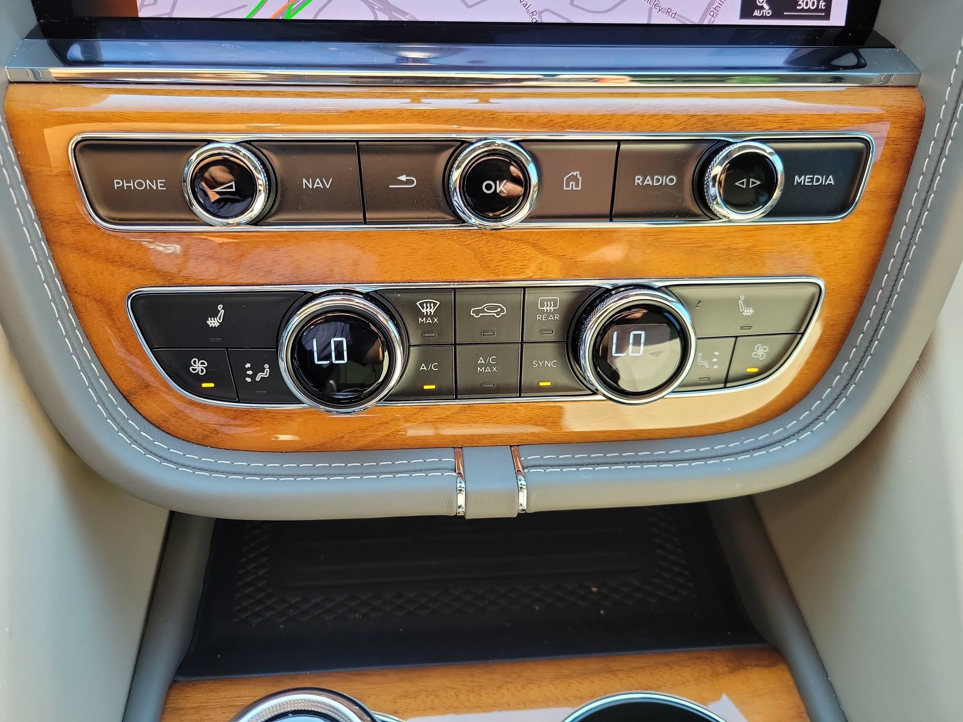 Certified 2023 Bentley Bentayga Plug-In Hybrid AWD/4WD image 44