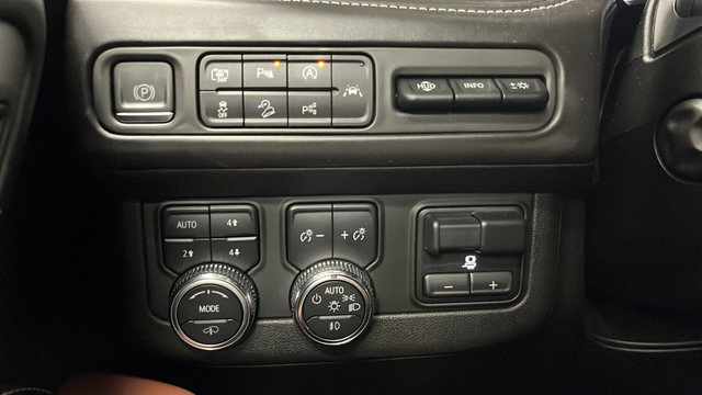 Used 2023 GMC Yukon XL Denali Ultimate AWD/4WD image 35