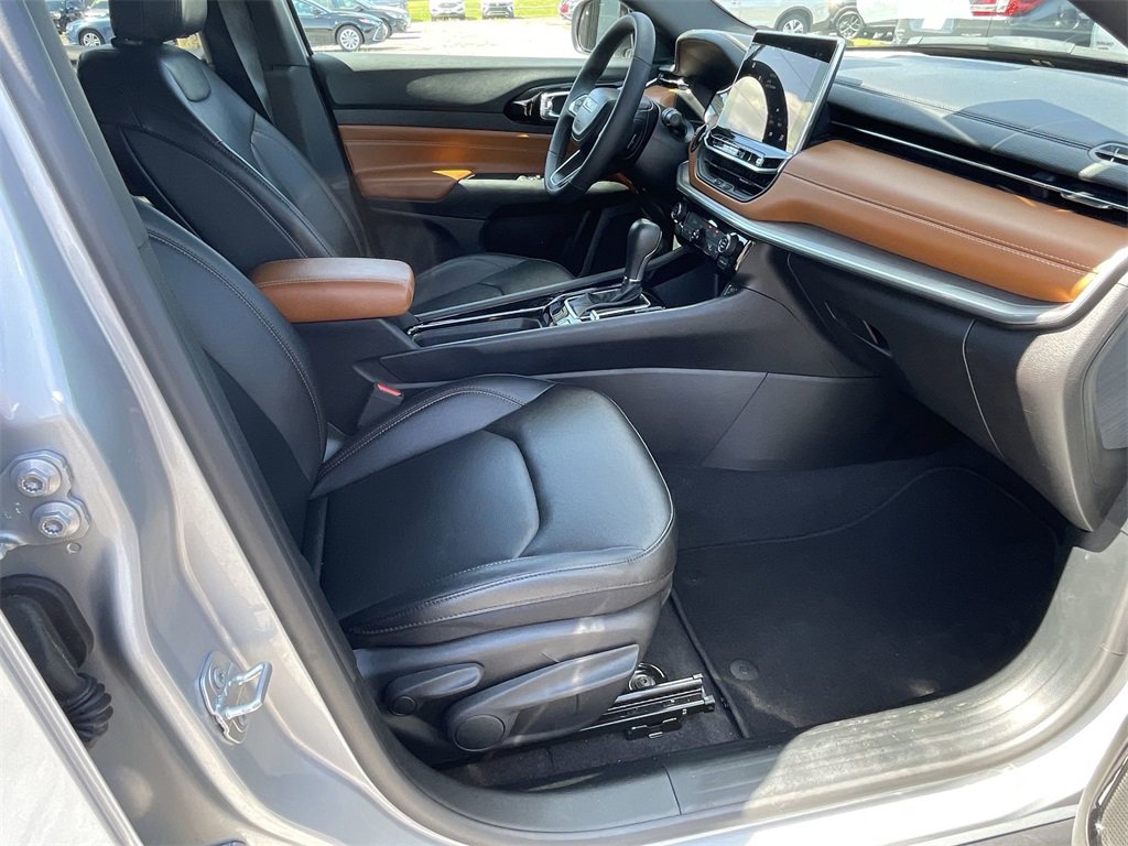 Used 2024 Jeep Compass Limited image 34