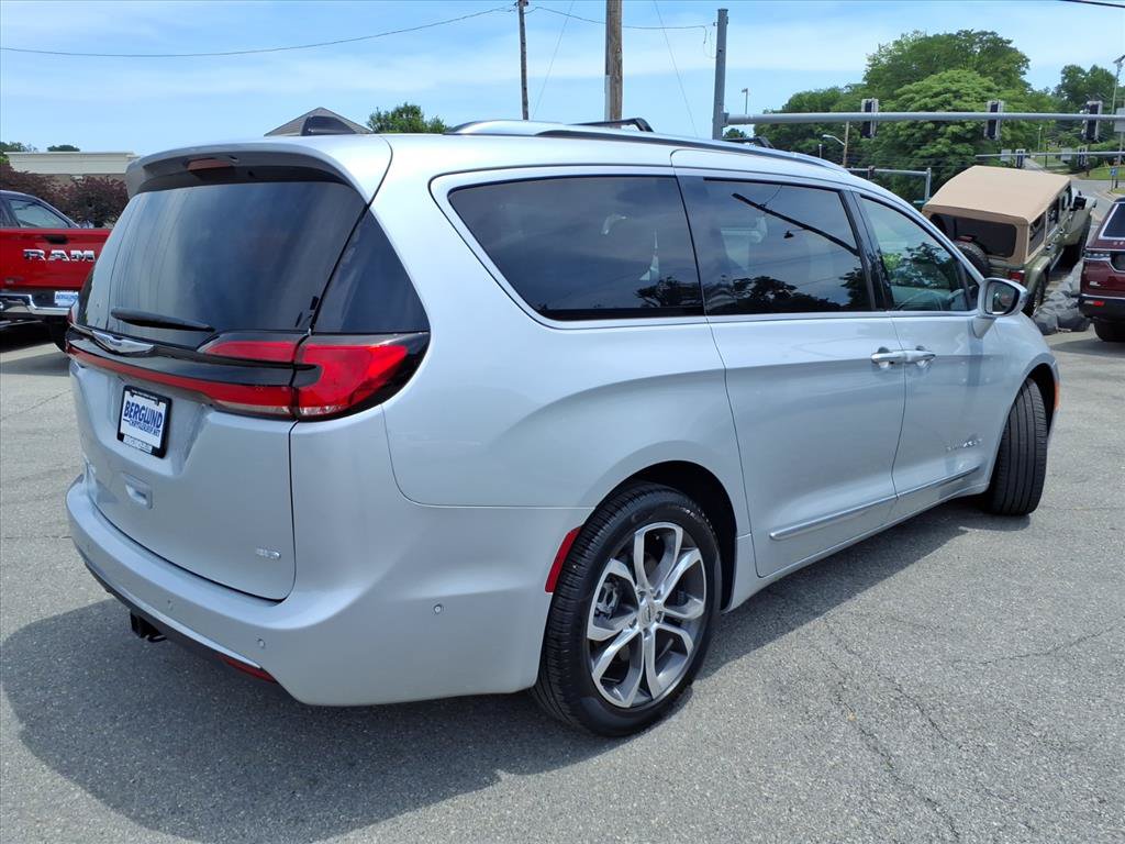 Used 2024 Chrysler Pacifica Pinnacle w/ Trailer Tow Group AWD/4WD image 4