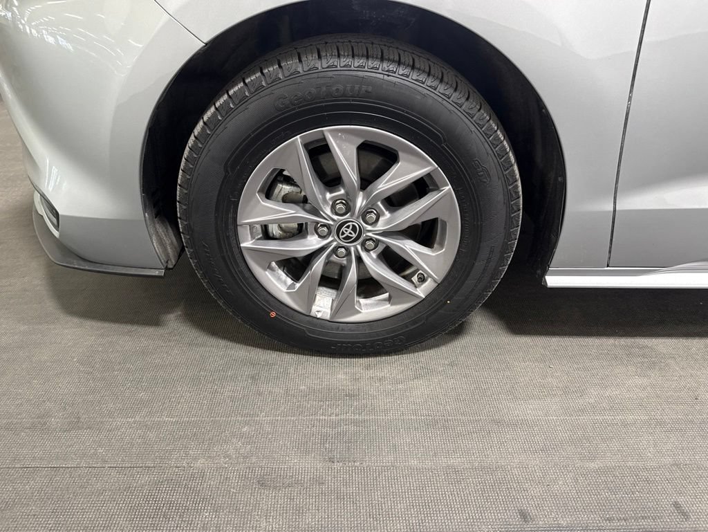 Used 2025 Toyota Sienna XLE FWD image 9