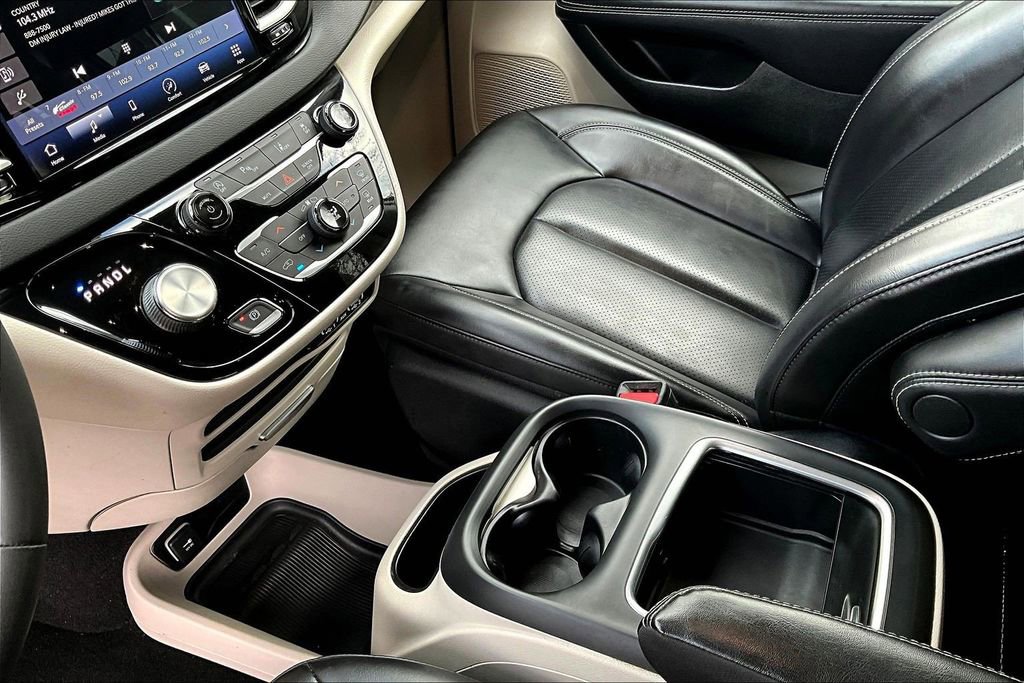 Used 2023 Chrysler Pacifica Touring-L image 17