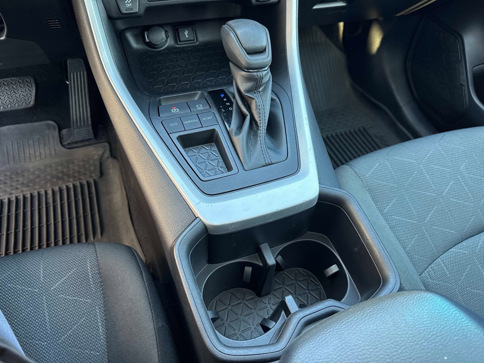 Used 2022 Toyota RAV4 XLE w/ Convenience Package image 27