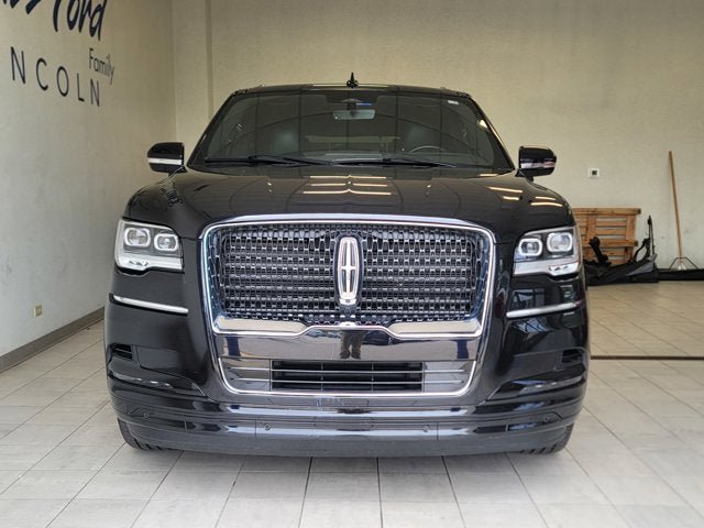 Used 2023 Lincoln Navigator Reserve AWD/4WD image 2